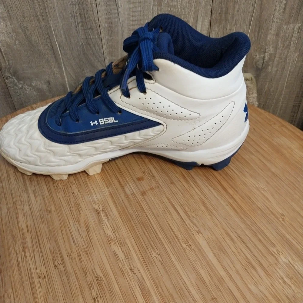 Under Armour Leadoff Mid Cleats 3.5 youth Blue/ White Good Condition